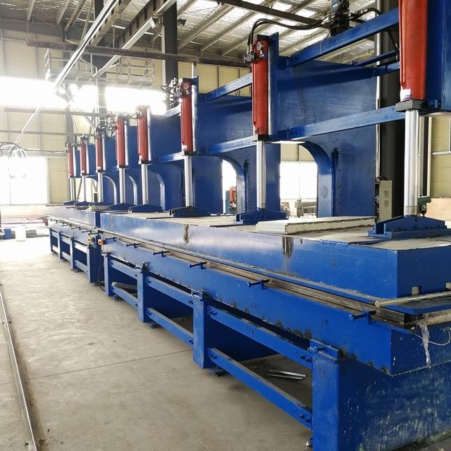 發(fā)泡機，聚氨酯寬板發(fā)炮臺調(diào)試完成